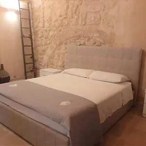 dimora-salentina-via-scarambone-lecce.lecce-hotels.com/